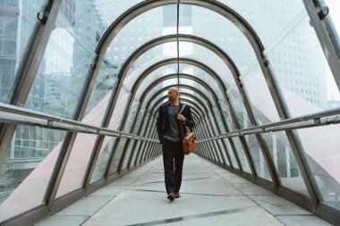 Genç bir iş adamı sabah uçağına binecek ve havaalanındaki cam bir koridordan geçecek. Başarılı bir satış elemanının kariyerinin zirvesine ulaşmasını temsil edecek..