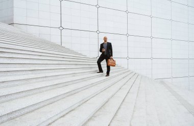 Genç bir iş adamı sabah işe giderken şehrin finans caddesinin yanından geçecek. Başarılı bir satış elemanının temsili kariyerinin zirvesine ulaşacak..