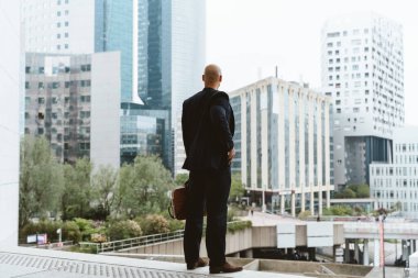 Genç bir iş adamı sabah işe giderken şehrin finans caddesinin yanından geçecek. Başarılı bir satış elemanının temsili kariyerinin zirvesine ulaşacak..