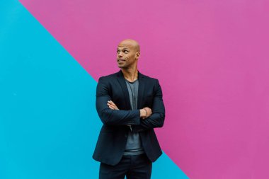 Genç bir iş adamı sabah işe giderken şehrin renkli duvarları olan kentsel alanının önünden geçecek. Başarılı bir satıcının kariyerinin zirvesine ulaşmasının temsili..