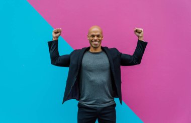 Genç bir iş adamı sabah işe giderken şehrin renkli duvarları olan kentsel alanının önünden geçecek. Başarılı bir satıcının kariyerinin zirvesine ulaşmasının temsili..