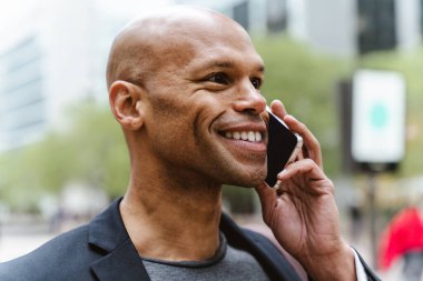 Genç bir iş adamı sabah işe giderken şehrin finans caddesinin yanından geçecek. Başarılı bir satış elemanının temsili kariyerinin zirvesine ulaşacak..