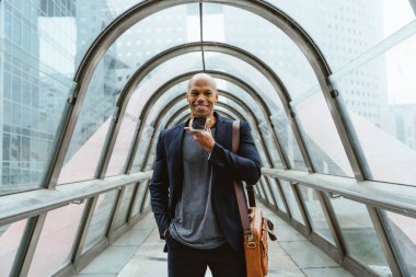 Genç bir iş adamı sabah uçağına binecek ve havaalanındaki cam bir koridordan geçecek. Başarılı bir satış elemanının kariyerinin zirvesine ulaşmasını temsil edecek..