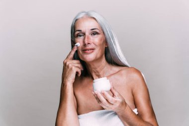 Güzellik fotoğrafında poz veren son sınıf güzel bir kadının görüntüsü. Renkli bir geçmişi olan orta yaşlı bir kadın. Vücut pozitifliği, kendine güven ve beden kabulü kavramları