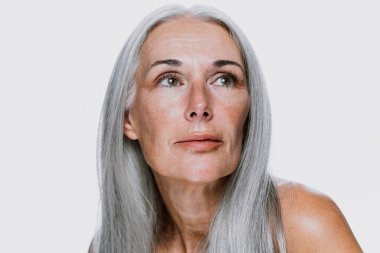 Güzellik fotoğrafında poz veren son sınıf güzel bir kadının görüntüsü. Renkli bir geçmişi olan orta yaşlı bir kadın. Vücut pozitifliği, kendine güven ve beden kabulü kavramları