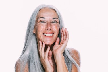 Güzellik fotoğrafında poz veren son sınıf güzel bir kadının görüntüsü. Renkli bir geçmişi olan orta yaşlı bir kadın. Vücut pozitifliği, kendine güven ve beden kabulü kavramları