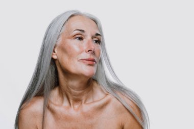 Güzellik fotoğrafında poz veren son sınıf güzel bir kadının görüntüsü. Renkli bir geçmişi olan orta yaşlı bir kadın. Vücut pozitifliği, kendine güven ve beden kabulü kavramları