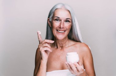 Güzellik fotoğrafında poz veren son sınıf güzel bir kadının görüntüsü. Renkli bir geçmişi olan orta yaşlı bir kadın. Vücut pozitifliği, kendine güven ve beden kabulü kavramları