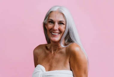 Güzellik fotoğrafında poz veren son sınıf güzel bir kadının görüntüsü. Renkli bir geçmişi olan orta yaşlı bir kadın. Vücut pozitifliği, kendine güven ve beden kabulü kavramları