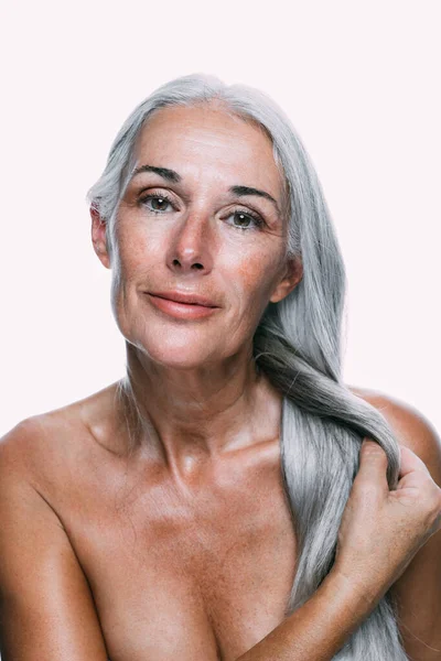 一个漂亮的老年妇女在一个美丽的拍照环节上摆姿势的图片 有有色人种背景的中年妇女 关于身体积极 自尊和身体接受的概念 — 图库照片