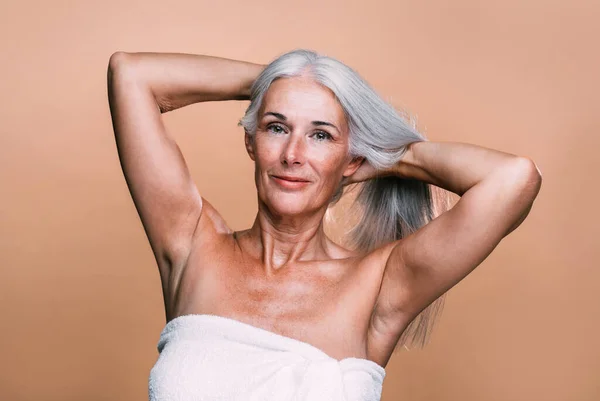 Bild Einer Schönen Seniorin Die Auf Einer Schönheitsfotosession Posiert Frau — Stockfoto