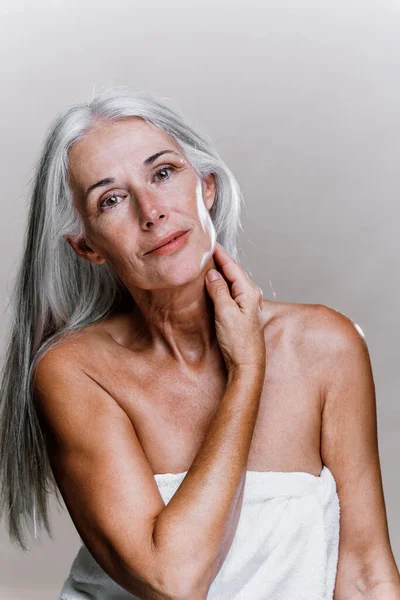 Bild Vacker Äldre Kvinna Som Poserar Skönhetsfotografering Medelålders Kvinna Färgad — Stockfoto