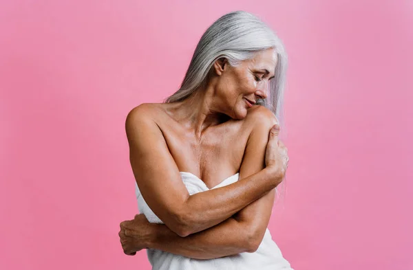 一个漂亮的老年妇女在一个美丽的拍照环节上摆姿势的图片 有有色人种背景的中年妇女 关于身体积极 自尊和身体接受的概念 — 图库照片