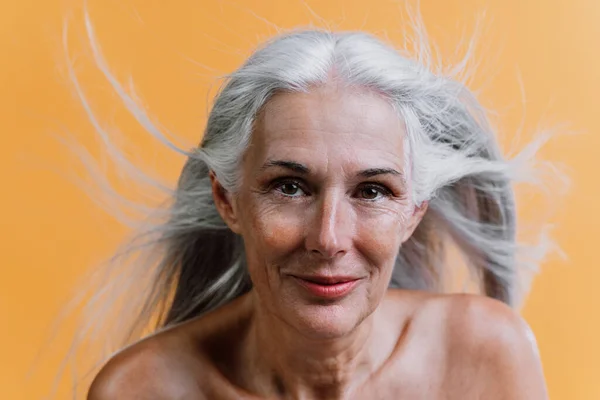 Εικόνα Μιας Όμορφης Ηλικιωμένης Γυναίκας Που Ποζάρει Μια Φωτογράφιση Ομορφιάς — Φωτογραφία Αρχείου