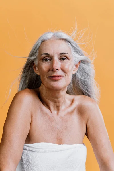 Изображение Красивой Пожилой Женщины Позирующей Фотосессии Красоты Женщина Средних Лет — стоковое фото