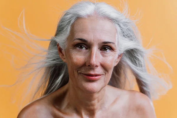 Εικόνα Μιας Όμορφης Ηλικιωμένης Γυναίκας Που Ποζάρει Μια Φωτογράφιση Ομορφιάς — Φωτογραφία Αρχείου