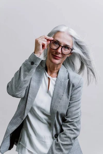 Krásná Starší Žena Pózující Firemní Firemní Focení Businesswoman Elegantním Oblekem — Stock fotografie