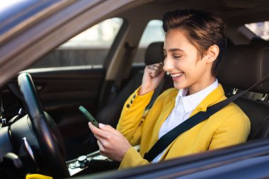 Şehirde kısa saçlı, güzel bir genç kadın beyaz, kadın, yetişkin, şık takım elbiseli bir iş kadını işe gidiyor.