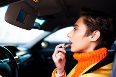 Şehirde kısa saçlı, güzel bir genç kadın beyaz, kadın, yetişkin, şık takım elbiseli bir iş kadını işe gidiyor.