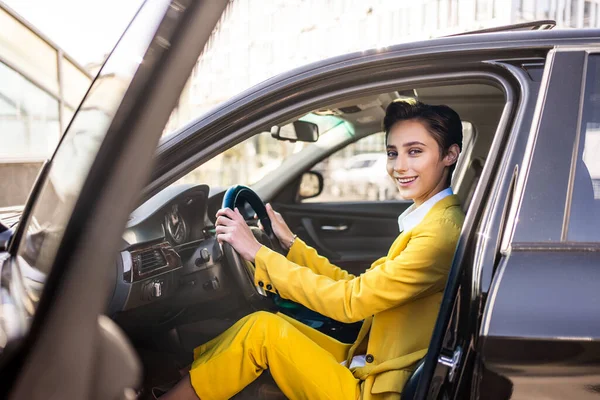 Krásná Mladá Žena Krátkými Vlasy Řízení Auto Městě Pěkný Kavkazský — Stock fotografie