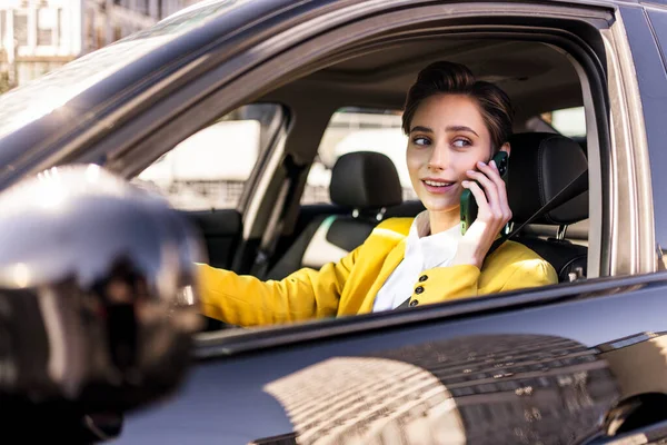 Jovem Mulher Bonita Com Cabelo Curto Carro Condução Cidade Mulher — Fotografia de Stock