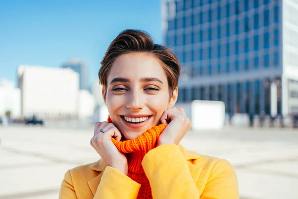 Mooie Jonge Vrouw Met Kort Haar Stad Mooie Kaukasische Vrouwelijke — Stockfoto