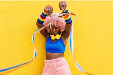 Güzel bir kadın paten kayıyor ve eğleniyor. Sabahları profesyonel patenci ve dansçı eğitimi alıyorum. Renkli ve şık kıyafetler giyiyorum..