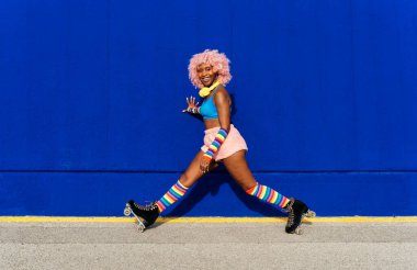 Güzel bir kadın paten kayıyor ve eğleniyor. Sabahları profesyonel patenci ve dansçı eğitimi alıyorum. Renkli ve şık kıyafetler giyiyorum..