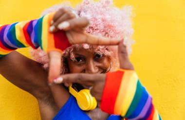 Güzel bir kadın paten kayıyor ve eğleniyor. Sabahları profesyonel patenci ve dansçı eğitimi alıyorum. Renkli ve şık kıyafetler giyiyorum..