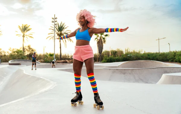 ローラースケートで美しい女性のスケートや楽しみを持っています 朝のプロのスケーターやダンサーのトレーニングは 色とファッショナブルな服を着て — ストック写真