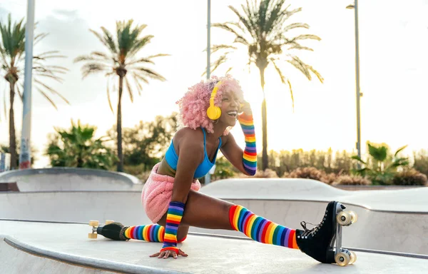 Mulher Bonita Patinação Com Patins Divertindo Treinamento Profissional Skatista Dançarino — Fotografia de Stock