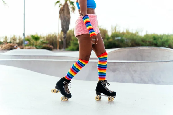 一个漂亮的女人 带着溜冰鞋 玩得很开心 早上参加职业滑雪者和舞蹈家的训练 身穿彩色和时髦的衣服 — 图库照片