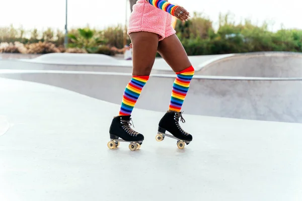 ローラースケートで美しい女性のスケートや楽しみを持っています 朝のプロのスケーターやダンサーのトレーニングは 色とファッショナブルな服を着て — ストック写真