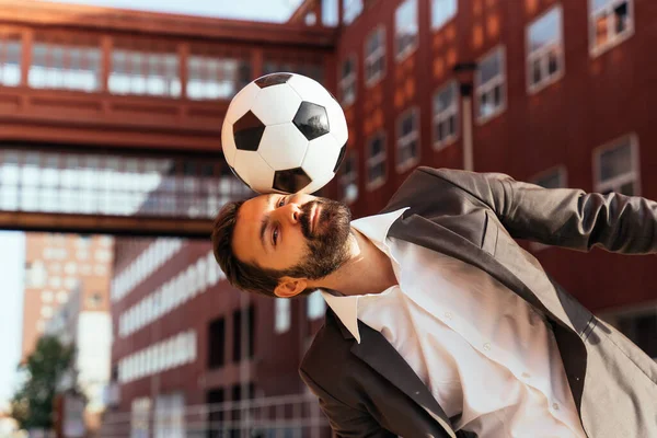 Bild Eines Geschäftsmannes Und Fußballfreestylers Der Mit Dem Ball Auf — Stockfoto