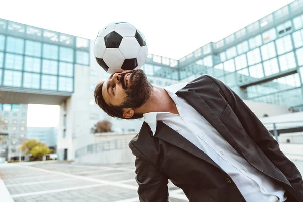 Bild Eines Geschäftsmannes Und Fußballfreestylers Der Mit Dem Ball Auf — Stockfoto