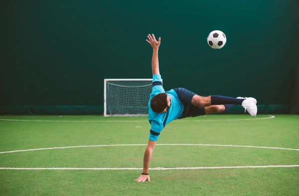 Obraz Piłkarza Robiącego Sztuczki Piłką Sztucznej Trawie Pomieszczeniach Koncepcja Sportu — Zdjęcie stockowe