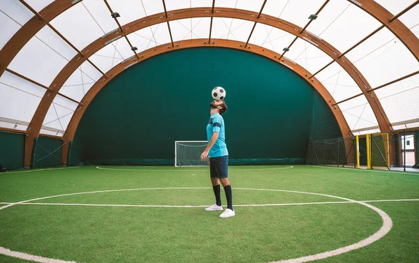 Filmbild Eines Fußball Freestyle Spielers Der Auf Einem Kunstrasenplatz Der — Stockfoto
