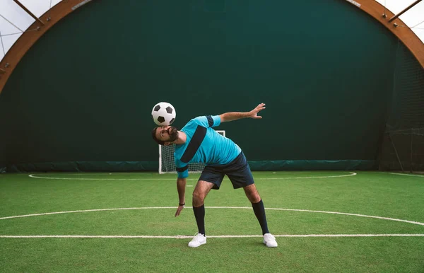 Imagem Cinematográfica Jogador Futebol Estilo Livre Fazendo Truques Com Bola — Fotografia de Stock