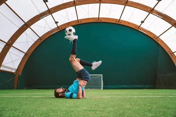 Filmbild Eines Fußball Freestyle Spielers Der Auf Einem Kunstrasenplatz Der — Stockfoto