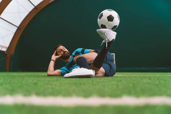 Imagem Cinematográfica Jogador Futebol Estilo Livre Fazendo Truques Com Bola — Fotografia de Stock