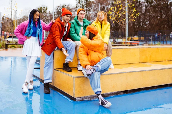 冬に屋外で会う若い幸せな友人の多人種グループ 冬のジャケットを着て 楽しみを持って 都市部での多民族ミレニアルボンディング 若者や社会的関係についての概念 — ストック写真