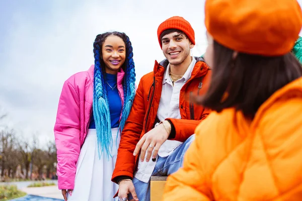 冬に屋外で会う若い幸せな友人の多人種グループ 冬のジャケットを着て 楽しみを持って 都市部での多民族ミレニアルボンディング 若者や社会的関係についての概念 — ストック写真