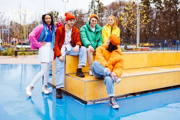 Мультирасовая Группа Молодых Счастливых Друзей Встречающихся Улице Зимой Одетых Зимние — стоковое фото