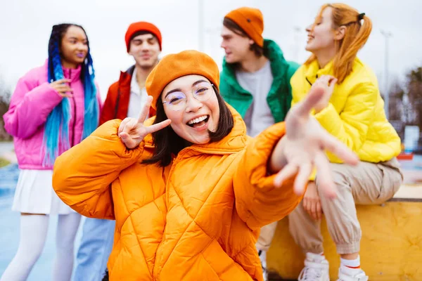 Мультирасовая Группа Молодых Счастливых Друзей Собирается Улице Зимой Надевает Зимние — стоковое фото