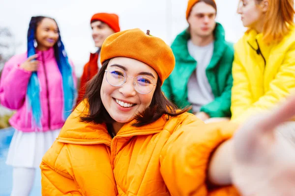 Vielrassige Gruppe Junger Glücklicher Freunde Die Sich Winter Freien Treffen — Stockfoto