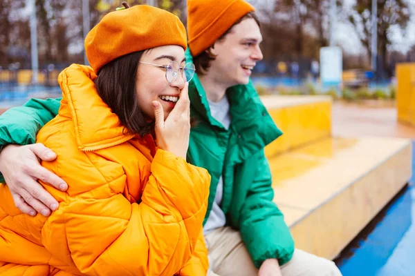 多种族的年轻夫妇在冬天外出约会 穿着冬季夹克 玩得很开心 在城市地区 多种族的千禧联姻 关于青年和社会解放的概念 — 图库照片