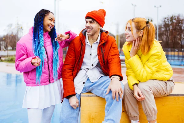 Grupo Multiétnico Jóvenes Amigos Felices Que Reúnen Aire Libre Invierno — Foto de Stock