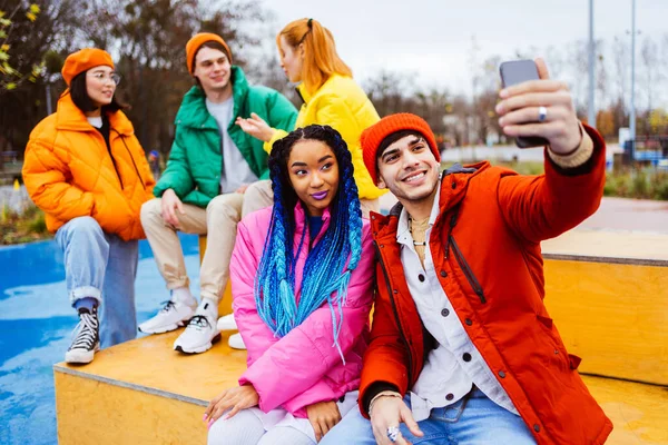 Multiraciale Groep Jonge Gelukkige Vrienden Ontmoeten Elkaar Buiten Winter Het — Stockfoto
