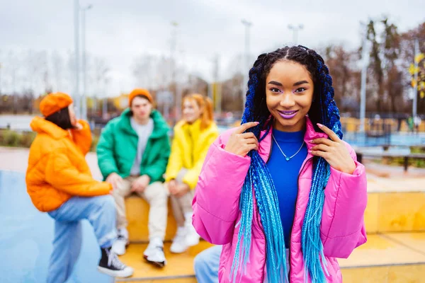 冬に屋外で会う若い幸せな友人の多人種グループ 冬のジャケットを着て 楽しみを持っています 前景にファッショナブルな黒い女性 都市部での多民族ミレニアルボンディング 若者や社会的関係についての概念 — ストック写真