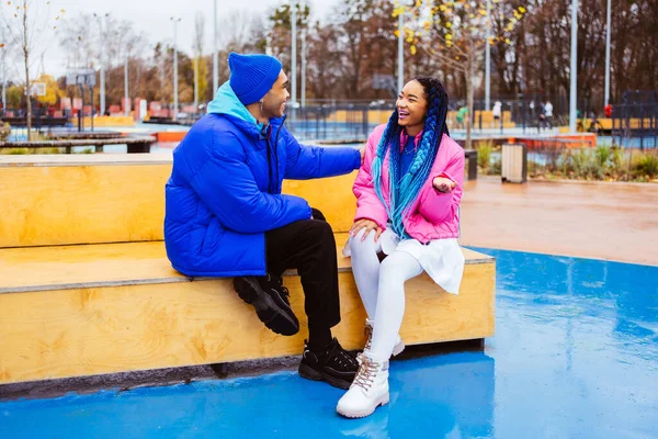 冬に屋外でデートし 冬のジャケットを着て楽しんでいる多民族の若い恋人たち 都市部での多民族のミレニアル世代の絆 若者と社会的関係に関する概念 — ストック写真